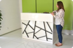 Nowoczesna lada recepcyjna