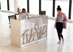 Nowoczesna lada recepcyjna