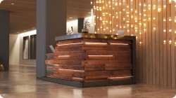 Lada recepcyjna z drewnianymy dekorami