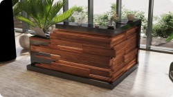 Lada recepcyjna z drewnianymy dekorami