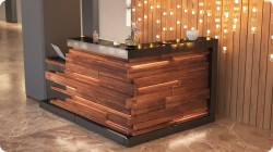 Lada recepcyjna z drewnianymy dekorami