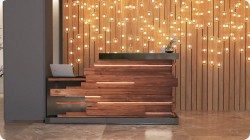 Lada recepcyjna z drewnianymy dekorami