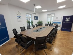 St&oacute;� konferencyjny Atria