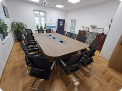 St&oacute;� konferencyjny Atria