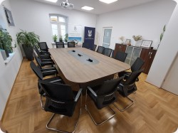 St&oacute;� konferencyjny Atria