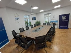 St&oacute;� konferencyjny Atria