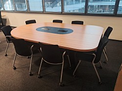 St&oacute;� konferencyjny Atria