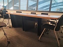 St&oacute;� konferencyjny Atria