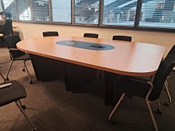 St&oacute;� konferencyjny Atria