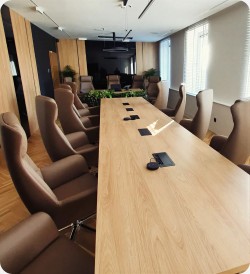 St&oacute;� konferencyjny Emilia