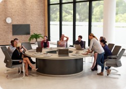 St&oacute;� konferencyjny lambada