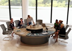 St&oacute;� konferencyjny lambada