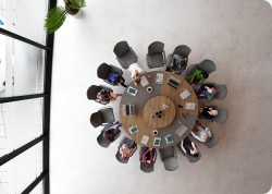 St&oacute;� konferencyjny lambada