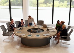 St&oacute;� konferencyjny lambada