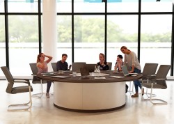 St&oacute;� konferencyjny lambada