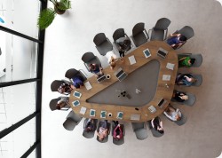 St&oacute;� konferencyjny lambada