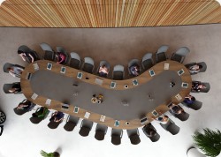 St&oacute;� konferencyjny lambada