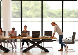 Stó konferencyjny lambada