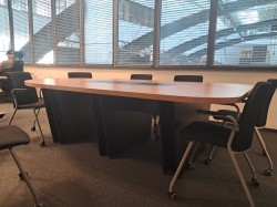 St&oacute;� konferencyjny wisteria