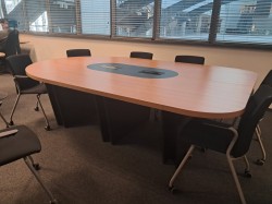 St&oacute;� konferencyjny wisteria