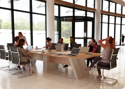 Stó konferencyjny lambada