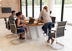 Stó konferencyjny lambada